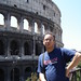 Mau davanti al Colosseo