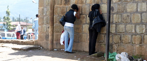 Mujeres orando en el muro exterior de una iglesia