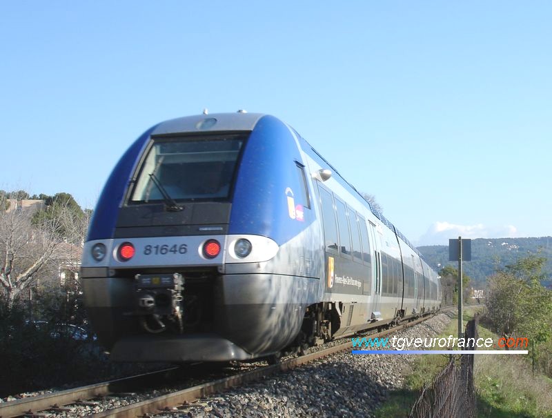 Un autorail quadricaisse BGC de Bombardier Transport de la SNCF vient de quitter la gare d'Aix-en-Provence Centre et se dirige vers la gare de Marseille Saint-Charles.