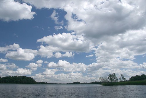 Schönwetterwolken über kühlem See in Lettland, Panorama