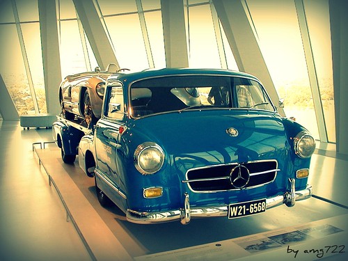 Mercedes Racetransporter replica with a 300SLR (by Photo T-Low amg722)