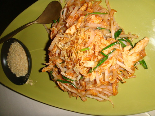 Pad thai kai - Tallarines de arroz salteados al wok con salsa de tamarindo, pollo y soja 
