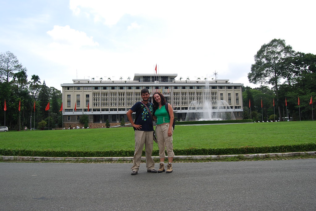 Ante el Palacio de la Reunificación de Saigón
