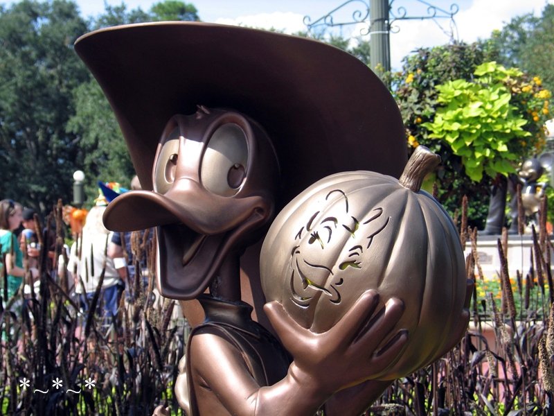 IMG_6774-Disney-Donald-Duck-Magic-Kingdom-Halloween-Statue-1
