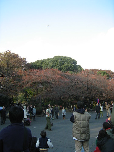 The juggler juggles at Ueno park