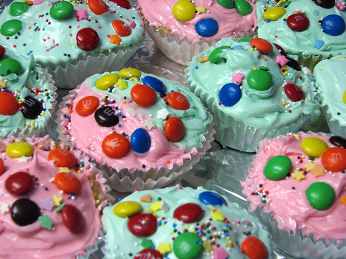 M&M cupcakes by scarfmonsters.