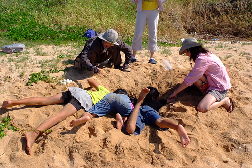 學員體驗綠蠵龜在沙灘上挖洞產卵的過程；圖片提供：洪博彥