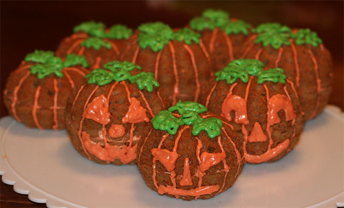 Jack-o-Lantern Cupcakes by kitchenmaus.