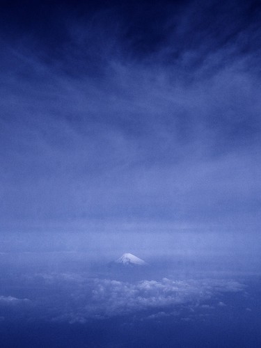 上空から富士を眺む