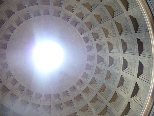 Luz en el Panteón de Adriano,  Roma