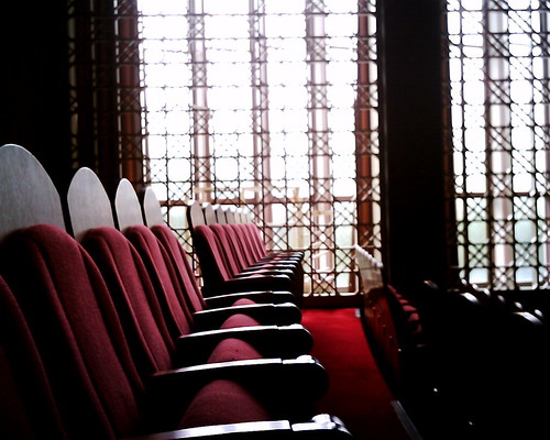 【写真】VQ1005で撮影した講堂の椅子