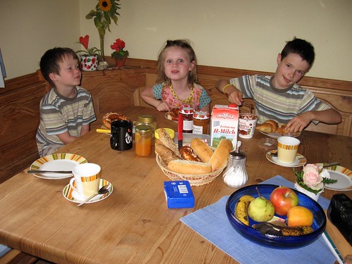 Niños desayunando sano