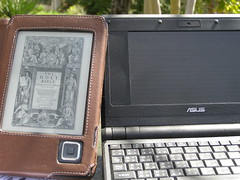 Bookeen Cybook and Asus Eee in the sun