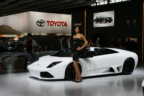 Un top model devant une top car ... (Lamborghini murciélago) Mondial de l'auto 2008 Paris