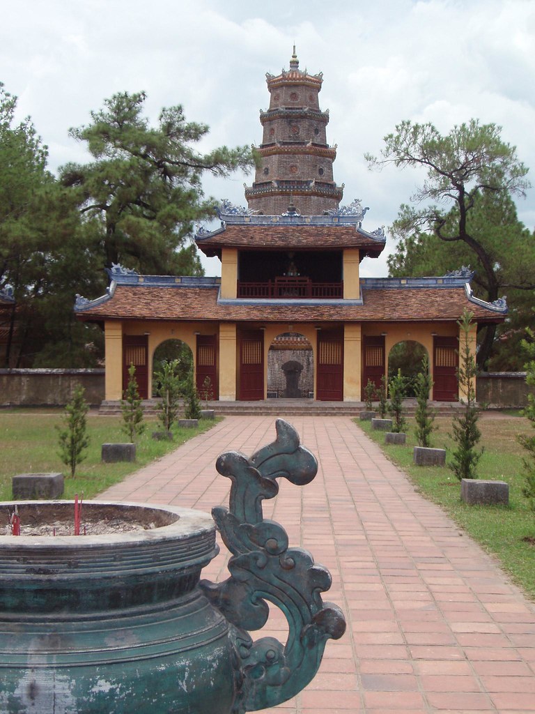 La Pagoda de Thien Mu al fondo