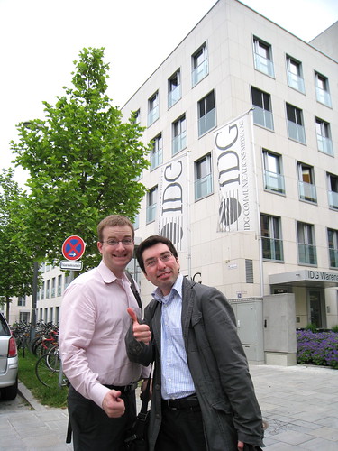Schrep and Abdulkadir in front of the IDG building in Münich