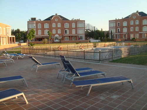 Vista de la piscina y los jardines del hotel Eurostar Zarzuela Park, con dos de los tres edificios al fondo.