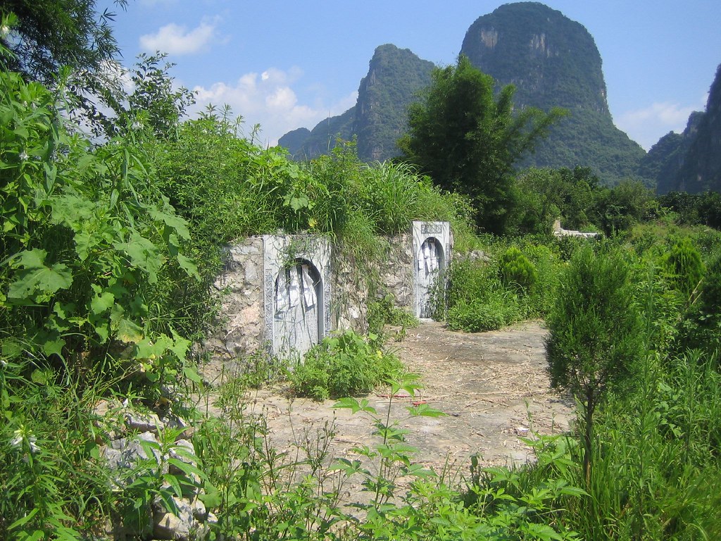 Monuments to ancestors, Guilin