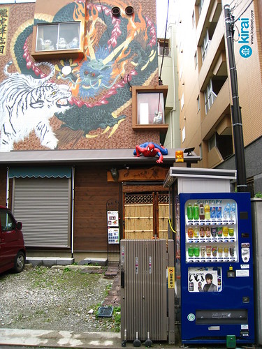 Spiderman camuflado en un tejado japonés [Japan Life]