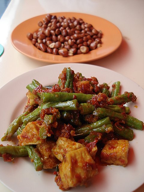 Side dishes from another stall - fried peanuts (above) and sambal goreng