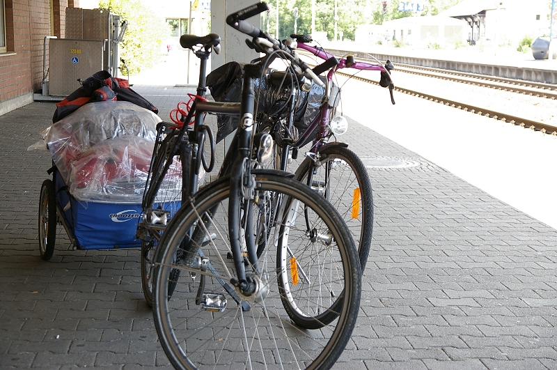 有人用腳踏車旅行 後面還有一個小拖車放行李.jpg