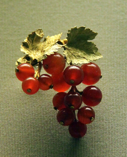 Coloured-gold currant brooch