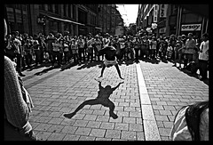 Hamburg Street Dance (Libertinus) Tags: street photoshop germany deutschland calle dance break shadows hamburg bn alemania breakdance sombras baile 30d