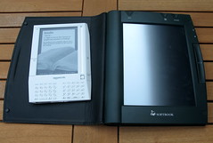 Kindle vs IPAD screen technology compared 375x enlargement