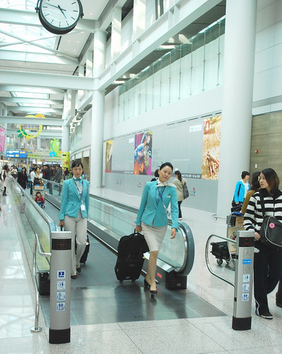 una vista di Incheon Airport con alcune hostess della Korean Air