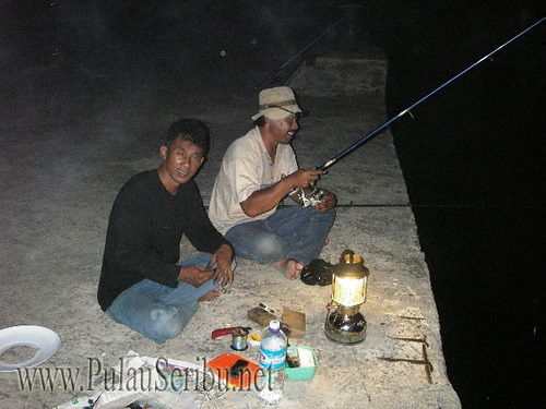 Mancing di Dermaga Pulau Pramuka by redpuser.