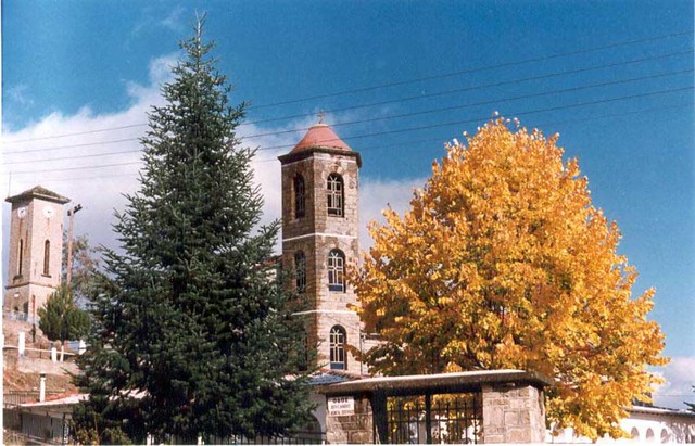  Δυτική Μακεδονία - Κοζάνη - Δήμος Τσοτιλίου Το καμπαναριό της κεντρικής εκκλησίας του Αυγερινού (Κοίμηση της Θεοτόκου). Πίσω διακρίνεται το ρολόι του χωριού.
