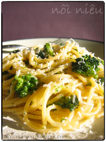 Pasta with Broccoli and Garlic Sauce