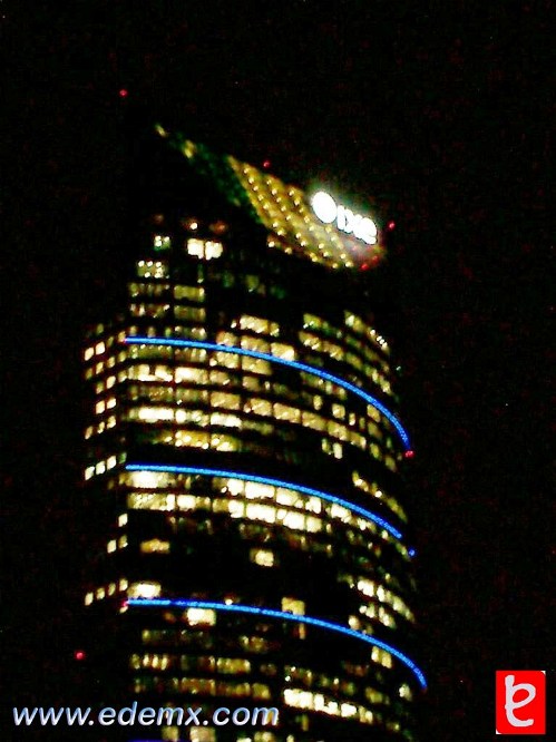 Torre Mayor con los colores patrios en su superficie. ID237, Iv�n TMy�, 2008.