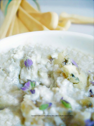 Scented lavander, pear and gorgonzola dip