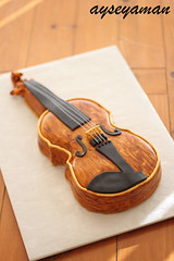 violin cake