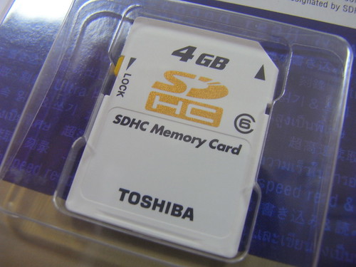 Toshiba 4GB 白卡在包裝盒中