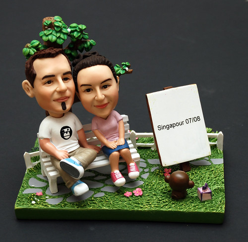 3d caricature figurine - couple in the park