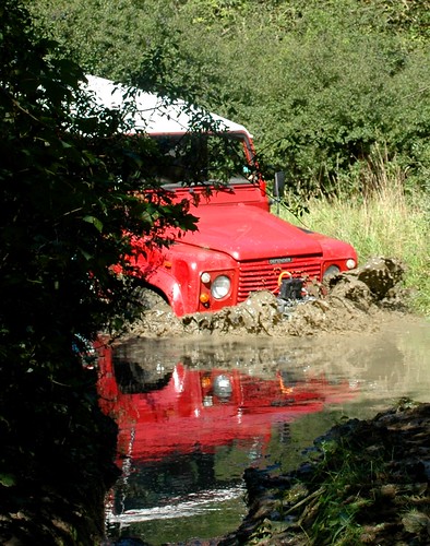 Land Rover V8 in water