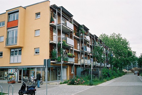 Freiburg-im-Brisgau  - Quartier Vauban : commerces et immeuble