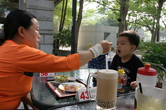 豐樂公園: 春水堂:Sheena 餵Ryan吃早餐