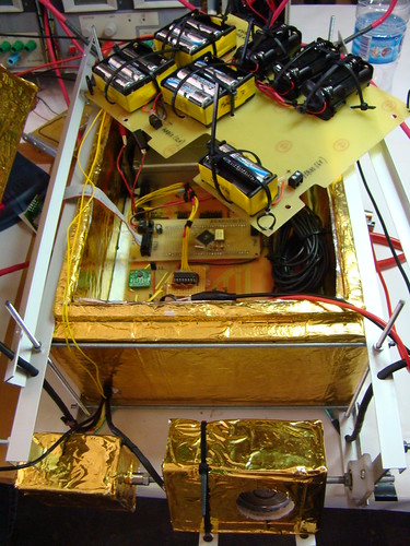 Les 2 plaques de la sonda; la de components i la de piles