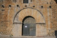 Porta de l'església de Catí on se restaurarà el rellotge de sol