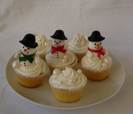 snowmen cupcakes by caketasia.