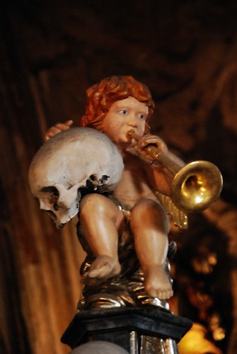 你拍攝的 人骨教堂~抱著死人骨頭的小天使。