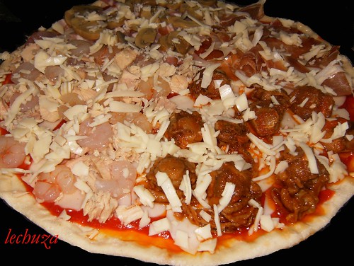 Pizza zamburiñas,atún-jamón-añadir queso rallado.