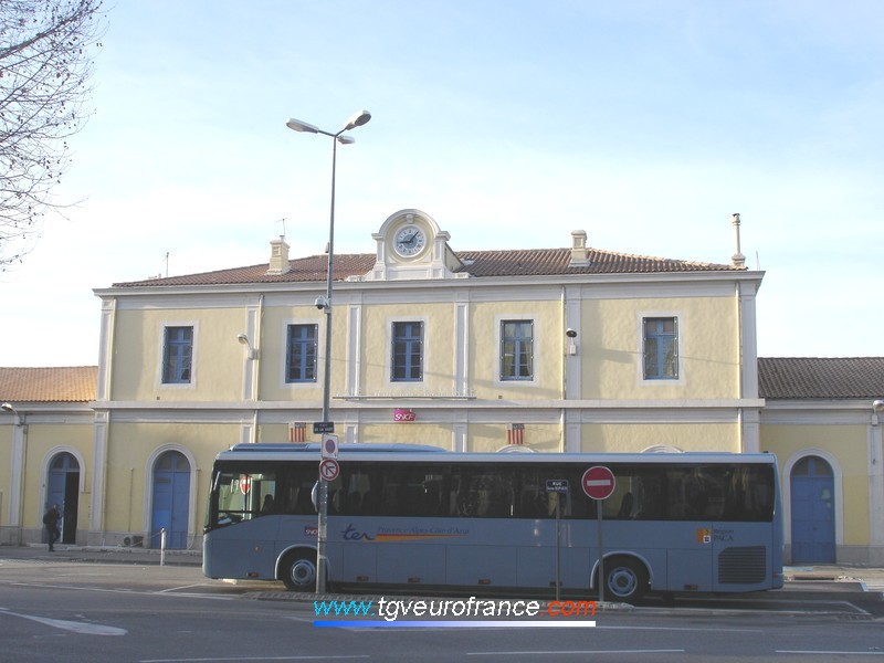 La gare d'Aix-en-Provence Centre (13100) avec un autocar de substitution assurant la liaison TER Aix - Marseille pendant les travaux de rénovation et de modernisation de la voie ferrée