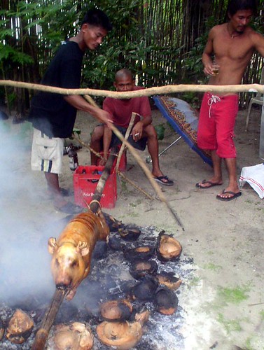 Siargao Island, Surigao del Norte roasting pig lechon traditional  Buhay Pinoy Philippines Filipino Pilipino  people pictures photos life Philippinen      