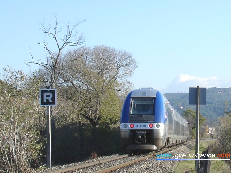 Une rame bimode B81500 (thermique et électrique) de la SNCF en essais entre Aix et Gardanne sur la portion de voie unique