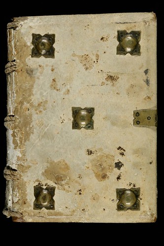 009a- Epistolario- En pergamino con tachones metalicos- hacia el siglo XI – Abadia de Saint-Gall-