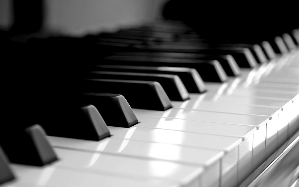 シンプルなピアノの鍵盤。